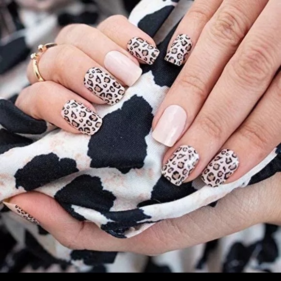 🎉 3/$25 trendy cute Color Street Spot On Retired Clear Nail Set - Picture 6 of 9